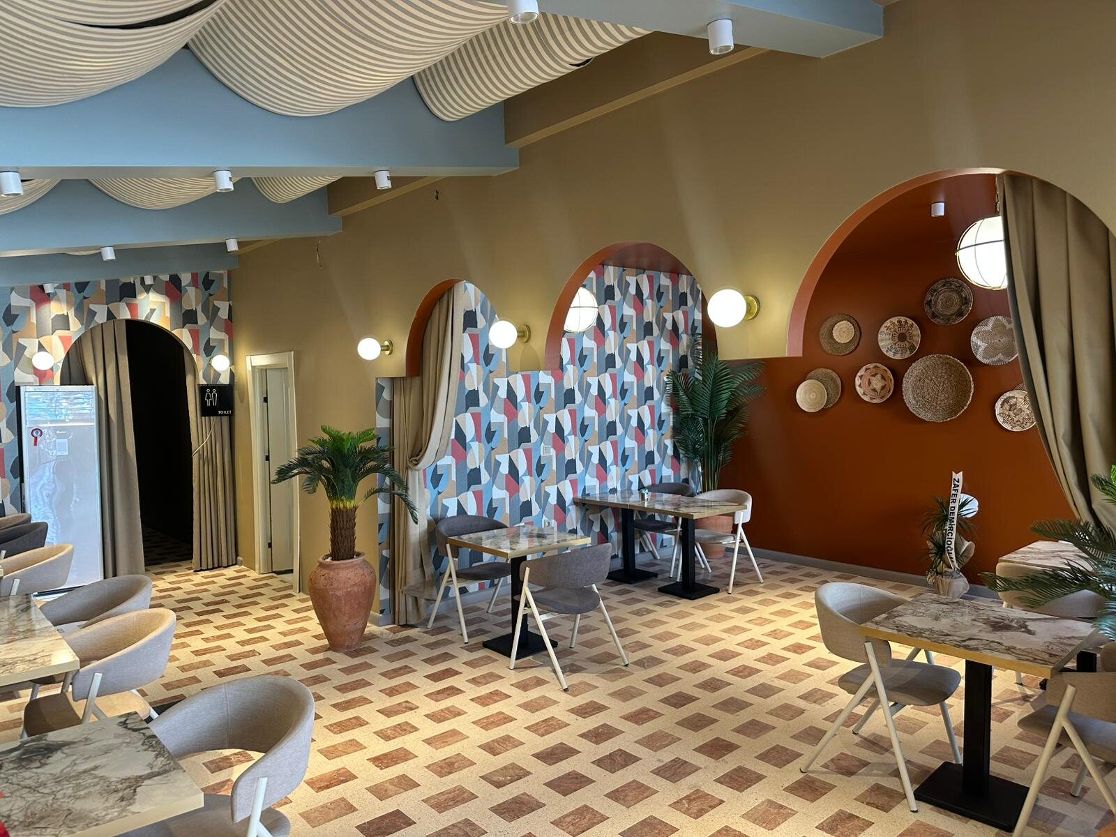 HÖRNHAUS kahve barı: 'bar order cash' tabelası altında espresso makinesi ve pasta vitrini.