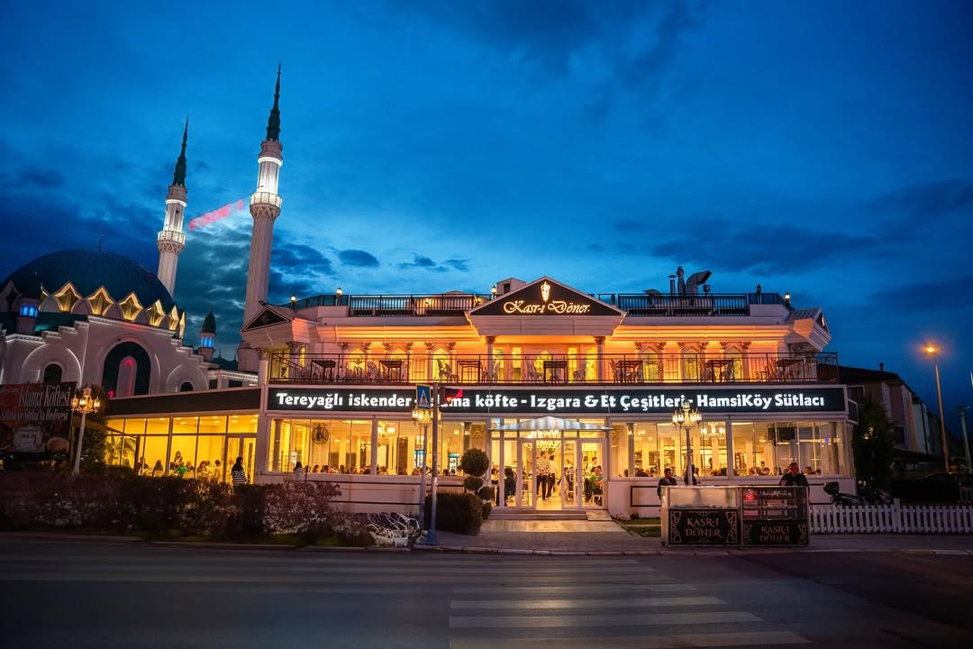 Kasr-ı Döner'in gece dış görünümü: aydınlatılmış bina cephesi ve tabela.